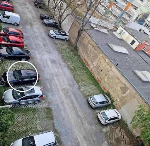 Schoene 2,5 Mit Balkon Und Parkplatz Apartment